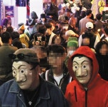 가면, 화려한 의상, 밤샘 파티… MZ세대엔 크리스마스보다 큰 축제