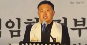 ‘尹부부 추락 기도’ 박주환 신부… 촛불집회서 “윤석열 퇴진” 외쳤다