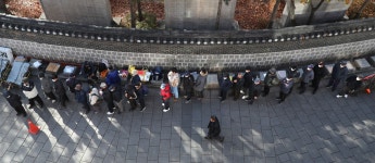 입김 불며 주먹밥 하나 받으려… 한파 속에도 무료급식소엔 긴 줄