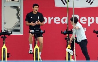 ‘종아리 부상’ 김민재, 훈련장 복귀... ‘황소’ 황희찬도 다시 뛴다