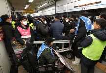 전장연 시위에... 삼각지역서 지하철 첫 무정차 통과