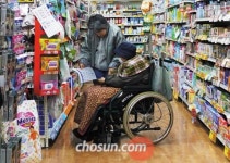 약사 부족해 지방 약국선 원격상담 판매… 인구 절벽 日의 파격