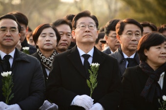 DJ·노무현 묘역 참배한 이재명 “민주주의 지켜낼 것”