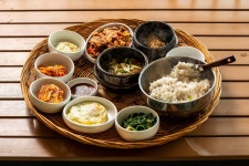 꼿꼿한 기개로 혹한 견디는 자작나무처럼… 굽이굽이 돌아가도 한결같은 옛길처럼
