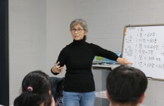 “태어나 처음으로 영어를 배웠어요” 발달장애인 홀로서기 돕는 할머니 선생님
