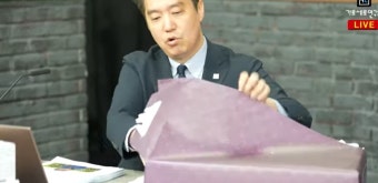 “文 때 못 받았는데...” 강용석 빠진 가세연, 대통령실 설 선물 받고 자랑