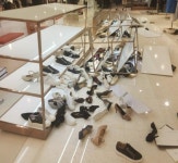 진열대 엎고, 맨발로 드러누운 고객…영등포 백화점서 무슨 일이