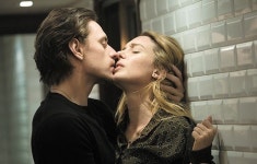 원작 못지 않은 수위… 스크린에 옮긴 노벨문학상 ‘단순한 열정’