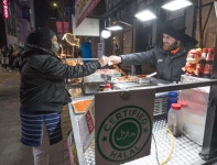 중국인 관광객 사라진 명동… 식당·노점 먹여살리는 새 손님은