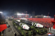 北열병식 괴물 ICBM·전술핵부대 나왔다...김정은, 김일성처럼 중절모 써