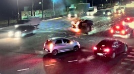 불타는 車서 의식 잃은 탑승자… 직장인들, 4차로 가로질러 구했다