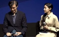 조민, 조국 북콘서트 무대에 깜짝 등장…박수 받으며 “아빠 응원”