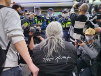 전장연, 62일 만에... 1호선 시청역서 출근길 지하철 탑승 시도