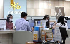 “금리 연 10% 미만, 한도 1억원까지”...국민은행, 2금융권 대환 출시