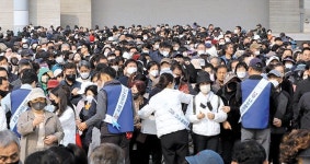 식목일 앞두고… “나무 묘목 받자” 장사진
