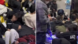 “호텔 못 구해” 화장실서 무더기 노숙, 中 황금연휴 진풍경