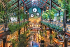 관광명소 된 베이커리 카페, 운영 수익에 매각 차익까지