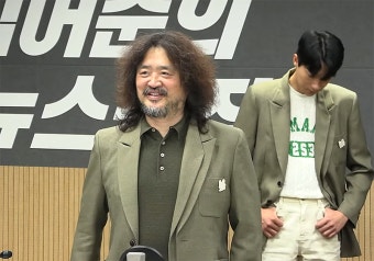 유튜브로 팬 상대 옷장사 나선 김어준 “한정판매, 만들수록 손해”