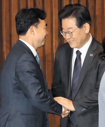 탈당 윤관석과 인사하는 이재명