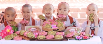 “스님, 이 만두 어때요?” 사찰 음식에 빠진 식품업체들