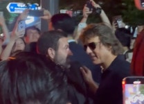 톰 크루즈, 오늘은 ‘경의선숲길 부흥회’... 불고기 먹고 팬서비스