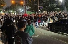 톰 크루즈, 오늘은 ‘경의선숲길 부흥회’... 불고기 먹고 팬서비스