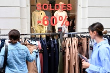 “제발 옷 좀 그만 사”…고쳐 입으면 ‘수선비’ 주겠다는 패션의 나라