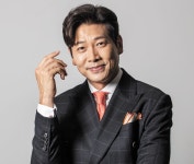 낭만 좇아 48세에 가수 데뷔… 당신께도 잃어버린 낭만 찾아드릴게요