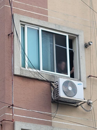 인천 빌라서 흉기로 지인 찌른 50대…4시간여 경찰 대치 끝에 검거