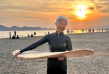 [더 한장] “작은 파도, 큰 파도...인생 같아”  69세 女서퍼는 오늘도 바다로 간다