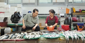휴가 중인 尹대통령, 거제 수산시장 찾아