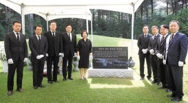 故 정몽헌 회장 20주기… 추모비 제막식