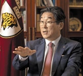 고려대 총장 “대학 제1 문제는 관치주의… 관여않는 美 보라, 랭킹 톱”