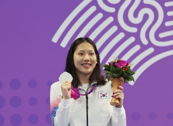 ‘압도적 1위’ 김우민, 자유형 800m 金...대회新