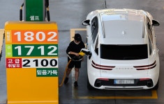 기름값 13주 연속 상승...국제 유가 떨어지는데, 왜?