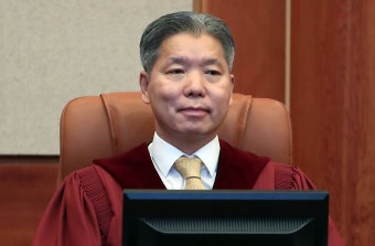‘골프 접대’ 의혹 이영진 헌법재판관, 헌법연구관 인사위원장 맡아 논란