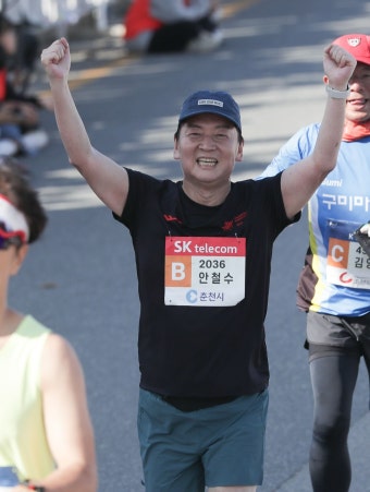 안철수, 춘천마라톤 풀코스 완주 “80세까지 뛰고 싶다”