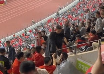 손흥민 응원하다 관중석서 끌려나간 중국팬... 알고 보니 먼저 도발?