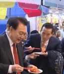 “식기 전에 떡볶이 좀” “어묵 국물 좀” 분식 먹방 찍은 회장님들