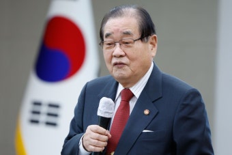 김민석 국무총리와 이종찬 광복회장, 함께 손을 잡고 발걸음을 옮기며 광복운동의 가치 다시 새기는 순간