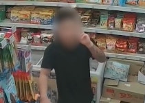 ‘쾅쾅’ 무인점포 때려 부순 문신남, CCTV에 ‘브이’까지