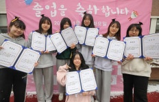 [C컷] 10년 뒤에도 졸업식이 존재할까