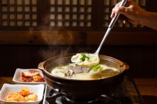 버섯 가득 넣은 냄비에 커다란 만두가 동동