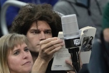 NBA 로페스, 트레이드 됐다고 경기장서 독서하며 딴청