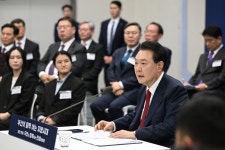 尹, 부산서 민생토론회 “사직구장 재개발, 어린이병원 건립 지원”