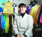 광장시장에 300명 줄섰다...30대 사장 ‘1000원 한복’ 행사 연 이유
