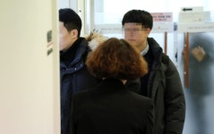 [더 한장] 뒷문 입장한 차관과 전공의들