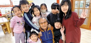 [길] 780만이 감동… 어린이집 운전기사 은퇴식