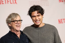 [그 영화 어때] 할리우드에서 김치 담그는 그 남자의 영화 ‚ ‘메이 디셈버’