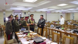 김정은, 예비 군 간부에 ‘고기 회식’ 쐈다… 수북이 쌓인 사과 ‘눈길’